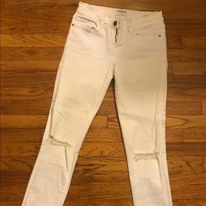 Frame le skinny with knee rips- white